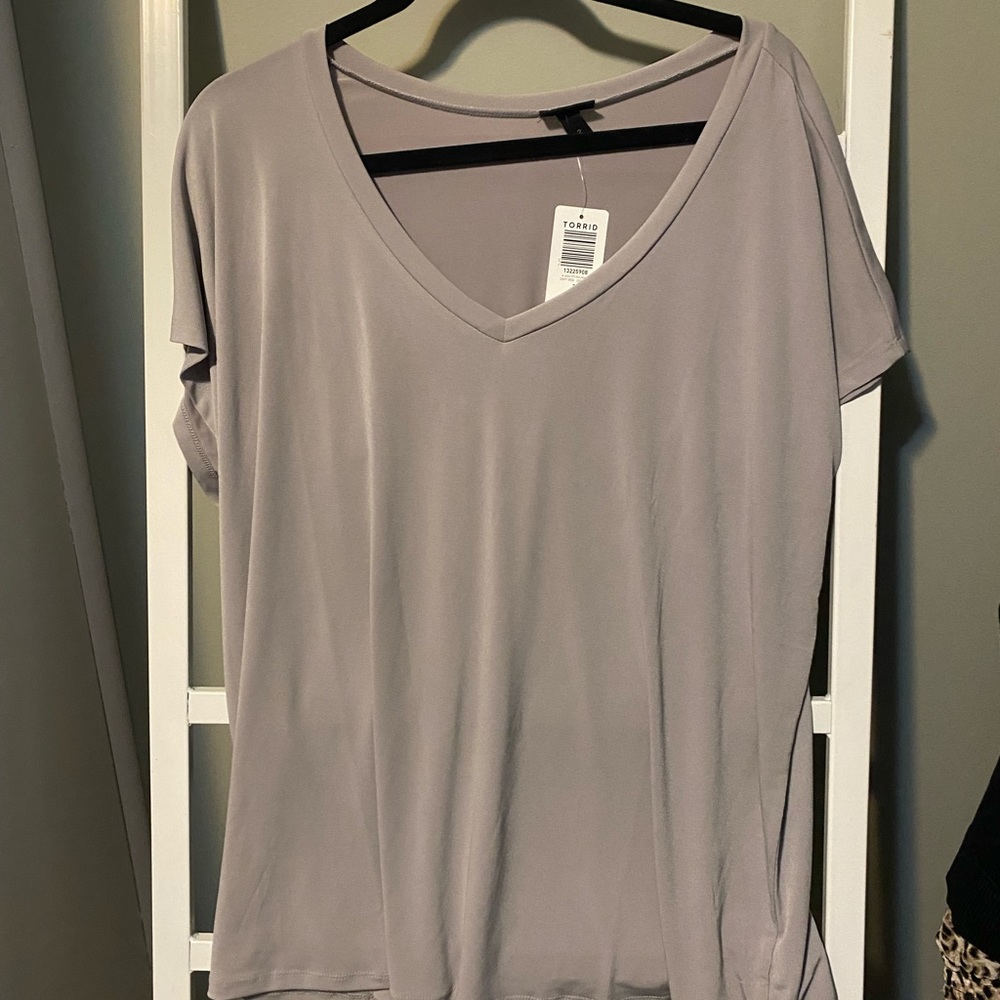 Gray torrid short sleeve top.  Size 2 NWT.